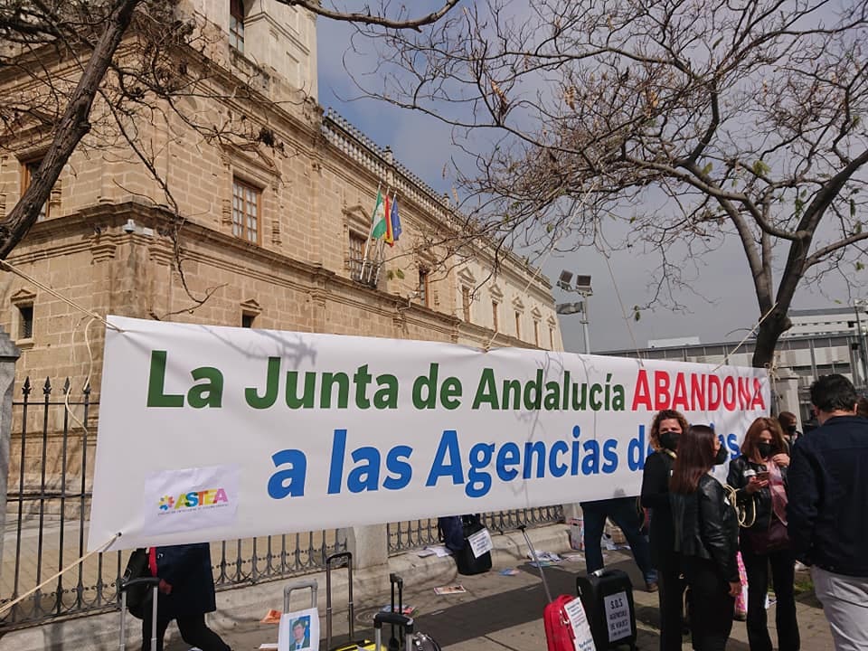 AUPA_Autonomos's tweet photo. Nuestro coordinador de Sevilla Joaquin Muñoz 👏👏👏
Apoyando al #TURISMO y a las #AgenciasDeViajes delante del @ParlamentoAnd
👍🏼 Pedimos #AYUDASREALES y que lleguen a TOD@S 🙏🏼
Comenta y comparte y apoyanos TU también 👏🏼
#YOSOYAUPA
Autónomos unidos para actuar)
#ASTEA
#PDAV https://t.co/ahhThEU6s9