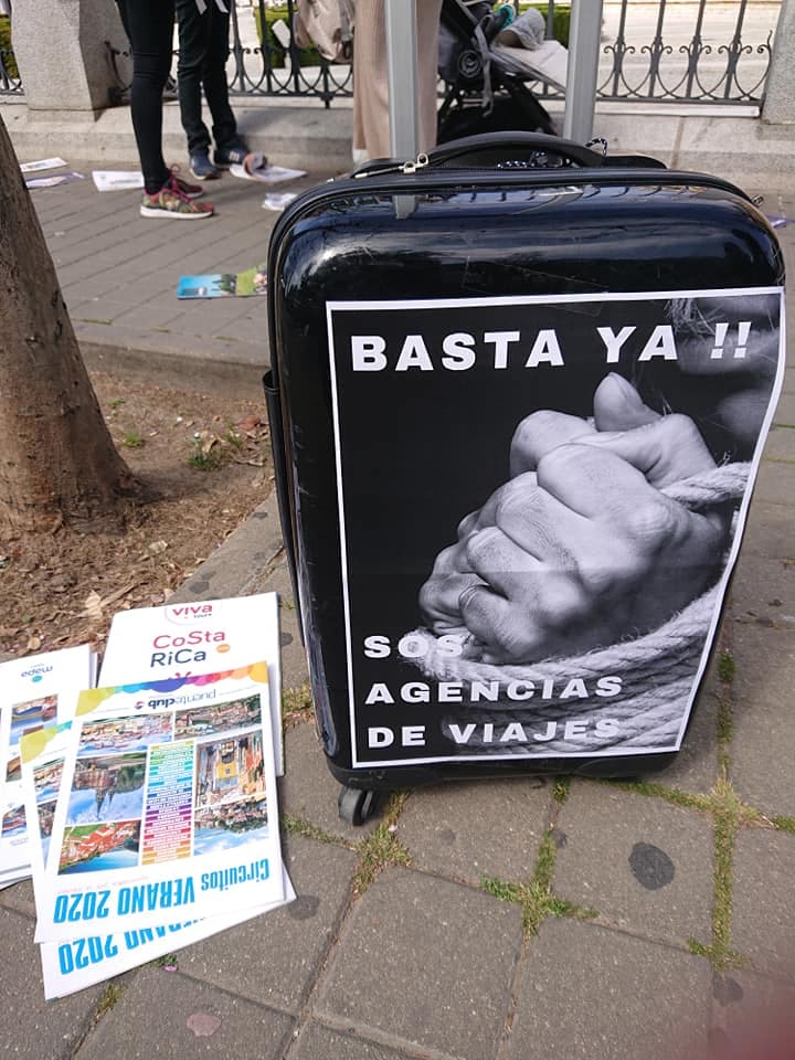 AUPA_Autonomos's tweet photo. Nuestro coordinador de Sevilla Joaquin Muñoz 👏👏👏
Apoyando al #TURISMO y a las #AgenciasDeViajes delante del @ParlamentoAnd
👍🏼 Pedimos #AYUDASREALES y que lleguen a TOD@S 🙏🏼
Comenta y comparte y apoyanos TU también 👏🏼
#YOSOYAUPA
Autónomos unidos para actuar)
#ASTEA
#PDAV https://t.co/ahhThEU6s9
