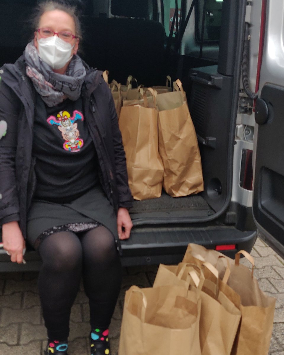 20 vollgepackten Geschenktüten mit Spielzeug &amp; Co aus unserer Kleiderkammer sind über das Atelier Schlink für neuzugewanderte Kinder nach Wetter gegangen. Wir freuen uns, wenn wir den Kindern so etwas Abwechslung verschaffen können.
#coronahilfe #kleiderkammer #fluechtlingshilfe