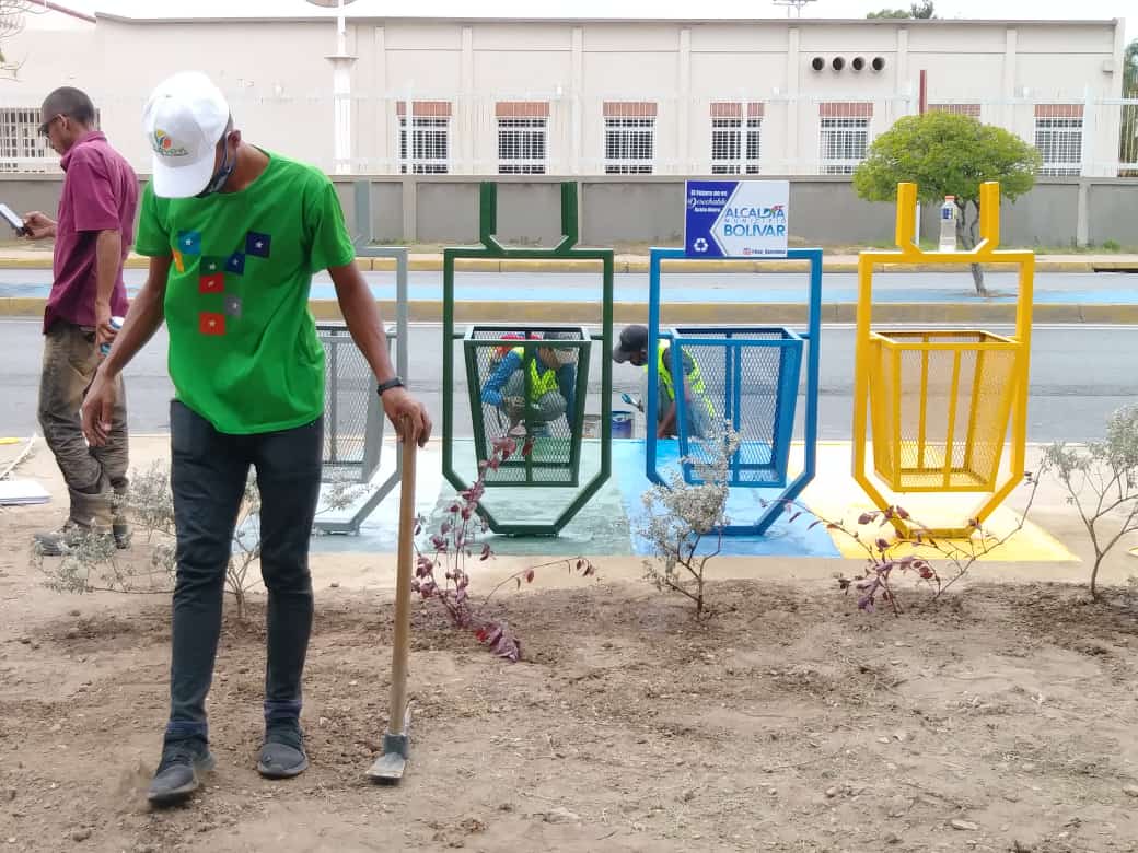 SomosMeven's tweet photo. En aras de fortalecer el proyecto de reciclaje "Todo se Transforma", el Meven Anzoategui ha iniciado el Plan Zona Verde junto a la Corporación de los Servicios Públicos, que busca la instalación de 100 puntos con contenedores para clasificar el desecho sólido.

#LaCovidNoEsCoba https://t.co/c6PbLxtuV7
