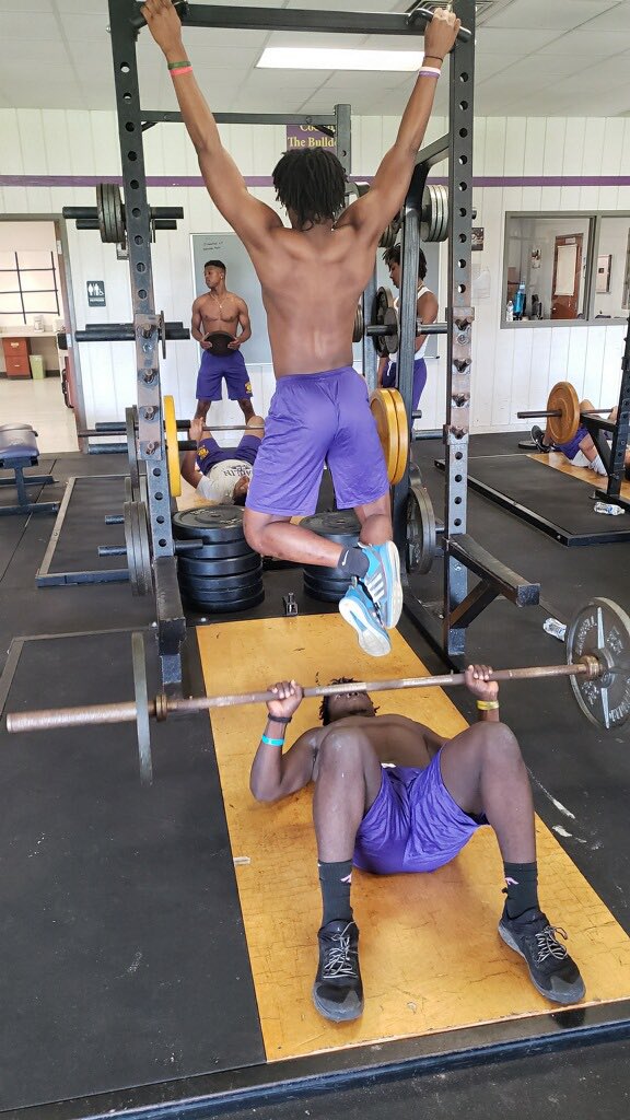 DerionGullette's tweet photo. Good lil workout today 💪🏾!! @RTorres_lll @marlin_bulldogs @TCUFootball @CoachGullette @TexasFootball @CoachHitchens @BUFootball @AlabamaFTBL https://t.co/qRNFWqSQMS
