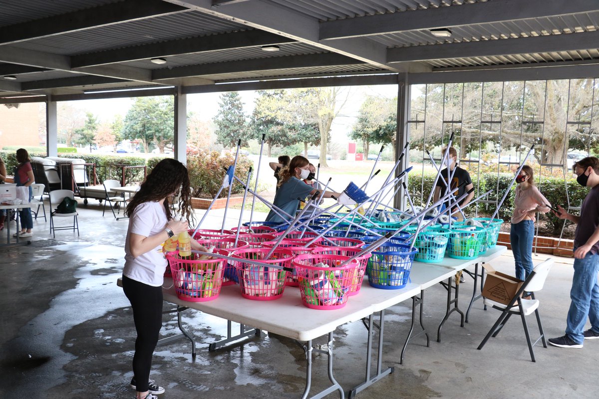 NCState_BAE's tweet image. Great socially-distanced service project just wrapped up at #WeaverLabs and hosted by @NCState_BAE #AlphaEpsilon and #ASABE student clubs. Students assembled Healthy Home Packs for Activate Good and the Green Chair Project, both local Raleigh organizations. #GoBAEPack