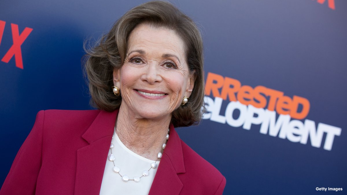 NetflixLAT's tweet photo. Su voz era inconfundible. Su talento era innegable.
Gracias por compartir tus regalos con nosotros Jessica Walter. Descansa en paz, leyenda. https://t.co/yoC5l7KR7D