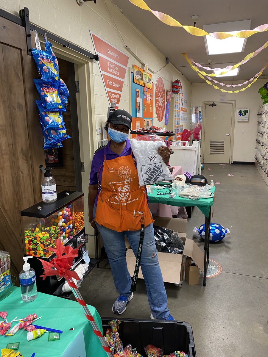 Niko_0679's tweet photo. Michelle in paint won a large prize in today’s #SuccessSharing extravaganza. #Store0679 #Allin https://t.co/b5yda86dph