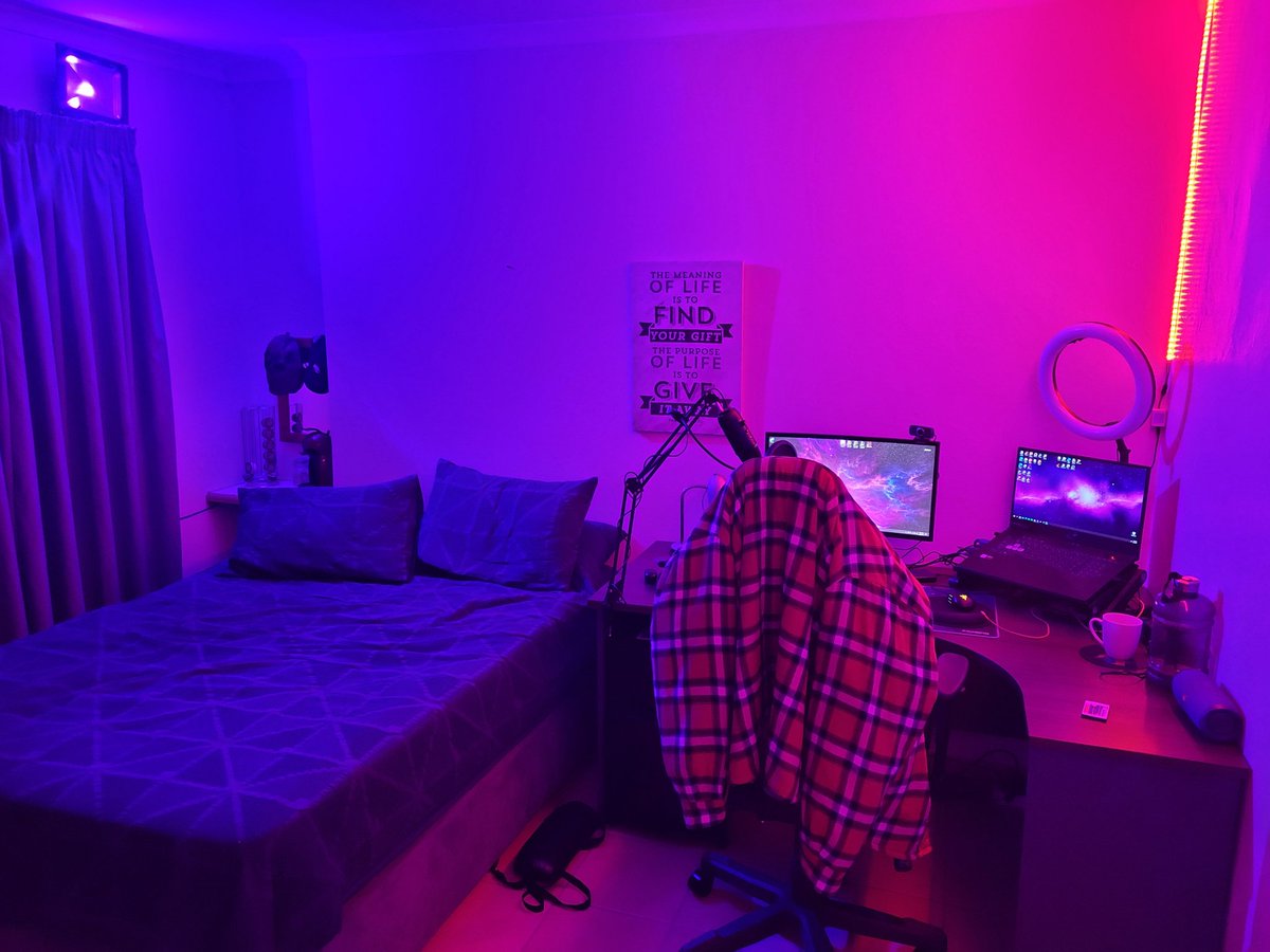 Ra_Melow's tweet photo. I finaly got my room setup for streaming https://t.co/nZsjigDRbI https://t.co/QOmbTFZs6d