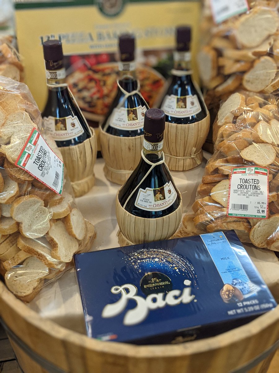 ClarosMarkets's tweet photo. Chianti is one of the most famous Italian wines. It has a brilliant red color. It is best served with grilled or roasted meats and should be served at room temperature. #eastersunday #italiantraditions🇮🇹 #italianfoods #family #clarositalianmarkets https://t.co/ITiV1faVHp