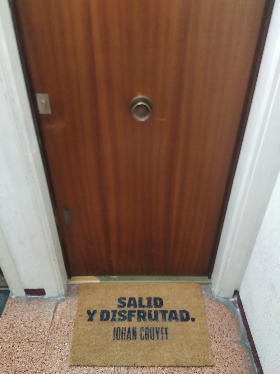 coidetuit's tweet photo. Ahir vaig anar a casa un forofo. No sabia que ahir feia anys 5 anys que es va morir #JohanCruyff #casualitat https://t.co/wzdAZeKTEw
