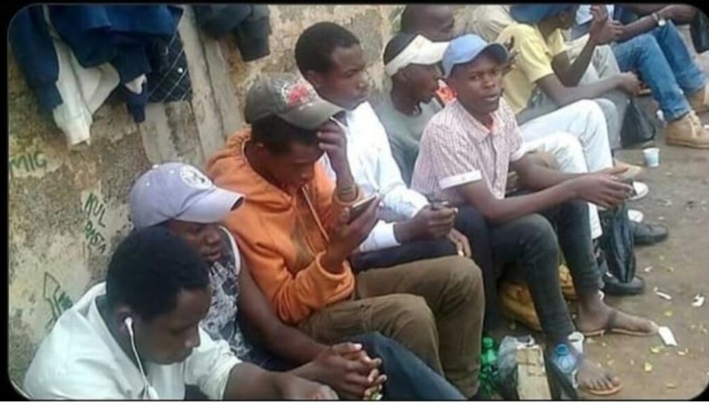 alexmdosi's tweet photo. Buda unasikia uko USA. Aty 2pac akudead Kuna FBI agent anasema aty ako uko Cuba ameficha White mbaya. https://t.co/j3Ks9y7TNg