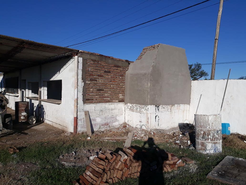 Club_UDL's tweet photo. Está siendo modificada la cantina local de la cancha. Una obra q comenzó en 2019, sigue ahora con el cambio de techo y cerrado de la misma. 
Asimismo, estamos comenzando con construcciones en vestuarios de árbitros. 
Todo esto, gracias al aporte de socios y simpatizantes.❤️🖤 https://t.co/VzLwS1K4uZ