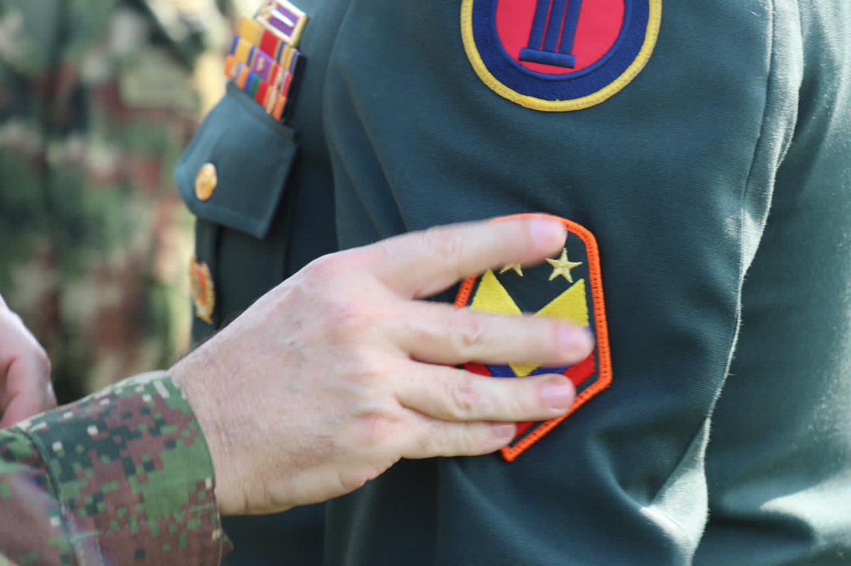 Ejercito_Div5's tweet photo. #AEstaHora | En el #BatallónCisneros se lleva a cabo la ceremonia de ascenso a Sargentos Mayores que hacen parte de @Ejercito_Div5, quienes inician un nuevo camino como asesores de Comando en las diferentes Unidades Tácticas de nuestra jurisdicción. 
#FeEnLaCausa https://t.co/mb3LBVnpnR