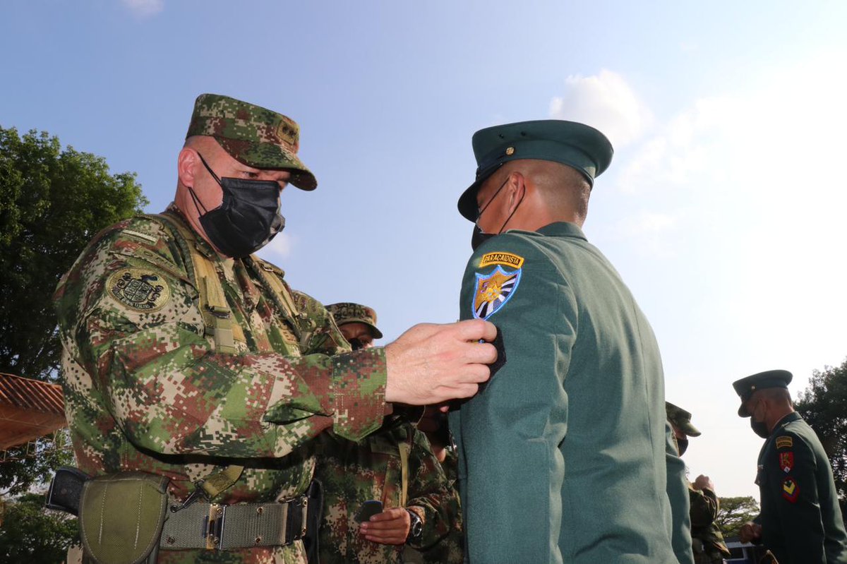 Ejercito_Div5's tweet photo. #AEstaHora | En el #BatallónCisneros se lleva a cabo la ceremonia de ascenso a Sargentos Mayores que hacen parte de @Ejercito_Div5, quienes inician un nuevo camino como asesores de Comando en las diferentes Unidades Tácticas de nuestra jurisdicción. 
#FeEnLaCausa https://t.co/mb3LBVnpnR