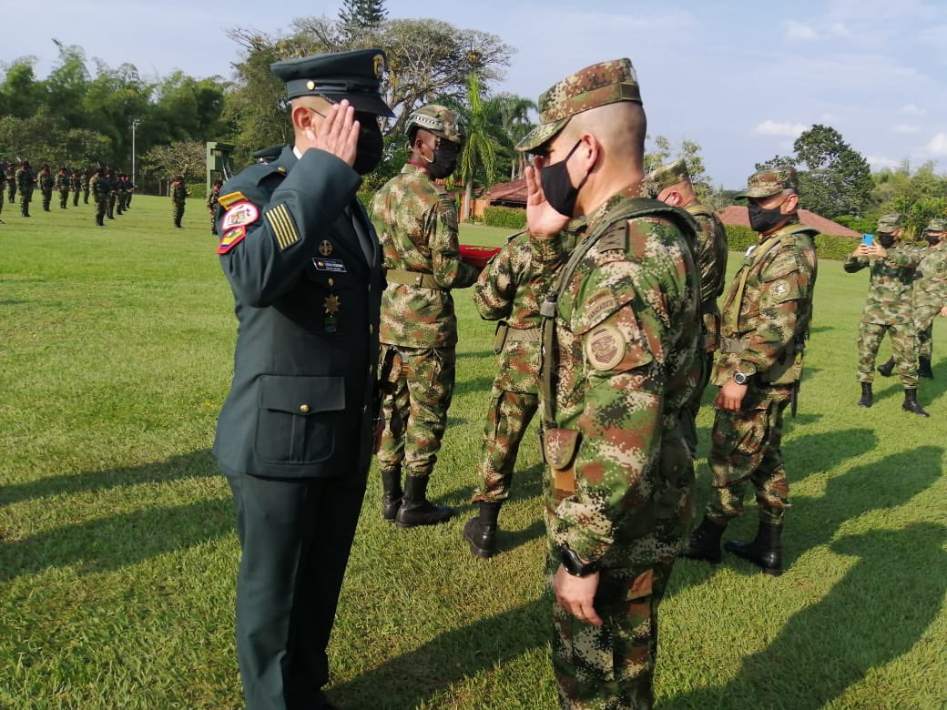 Ejercito_Div5's tweet photo. #Ahora en Armenia #Quindio el sr.  Cdte. #NovenaBrigada Cr. Eduardo Alberto Arias, acompaña a los señores suboficiales que ascienden al grado de Sargento Mayor. Éxitos en esta nueva etapa de la carrera militar. https://t.co/xPLctBv4lP