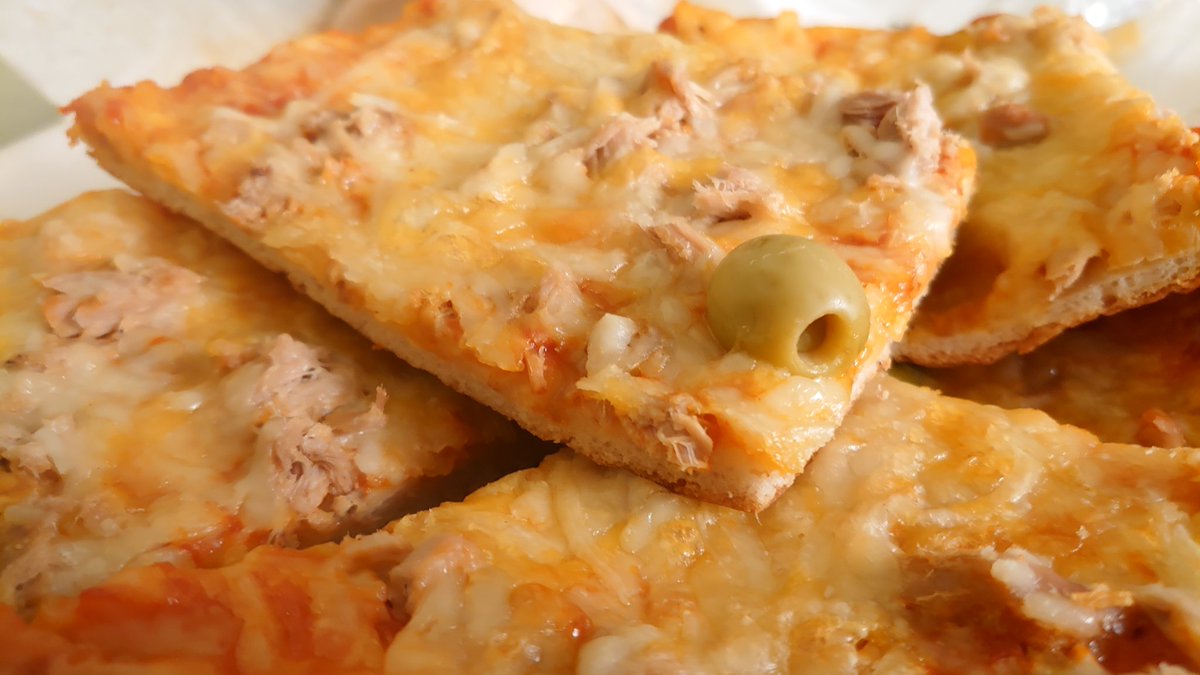 estdul's tweet photo. Pizza casera de atún y olivas cubierta de queso para una comida un poco calórica pero después de dos meses de dieta y 7 kilos perdidos un buen premio para continuar https://t.co/5o05YcQ1mG