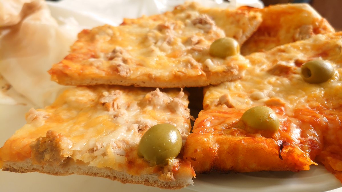 estdul's tweet photo. Pizza casera de atún y olivas cubierta de queso para una comida un poco calórica pero después de dos meses de dieta y 7 kilos perdidos un buen premio para continuar https://t.co/5o05YcQ1mG