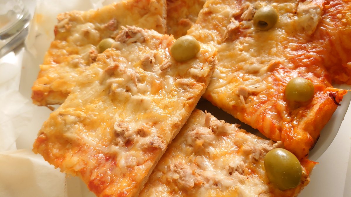 Pizza casera de atún y olivas cubierta de queso para una comida un poco calórica pero después de dos meses de dieta y 7 kilos perdidos un buen premio para continuar
