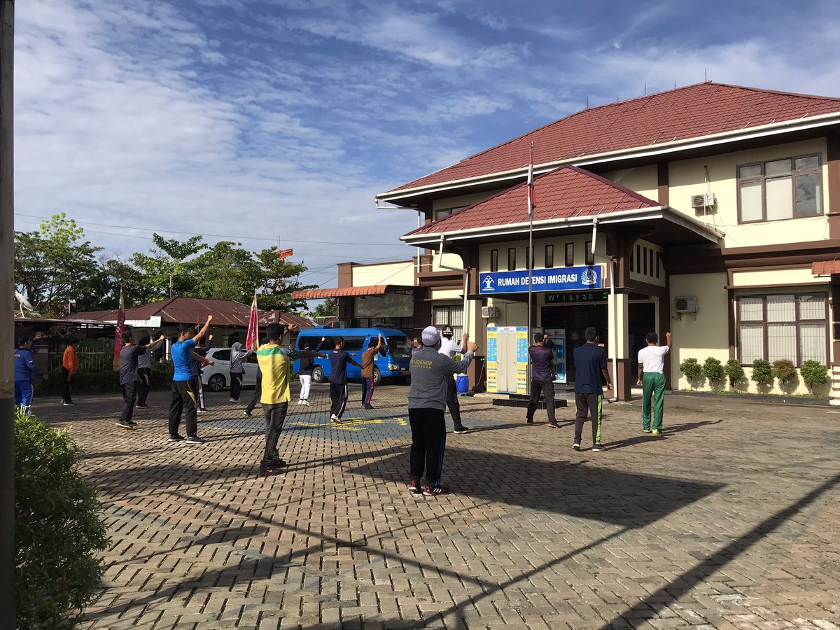 rudenimptk's tweet photo. Dengan dilaksanakannya kegiatan rutin tersebut, diharapkan dapat menjaga kondisi tubuh seluruh pegawai agar tetap fit dan bugar serta dapat melaksanakan kegiatan bekerja dengan optimal.

Tetap semangat gaiss 💪🏻💪🏻 #besokweekend

#RudenimPontianak
#KumhamPasti
#SenamPagi https://t.co/G9zuKjrzuQ