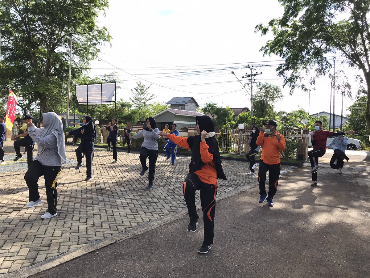 rudenimptk's tweet photo. Dengan dilaksanakannya kegiatan rutin tersebut, diharapkan dapat menjaga kondisi tubuh seluruh pegawai agar tetap fit dan bugar serta dapat melaksanakan kegiatan bekerja dengan optimal.

Tetap semangat gaiss 💪🏻💪🏻 #besokweekend

#RudenimPontianak
#KumhamPasti
#SenamPagi https://t.co/G9zuKjrzuQ