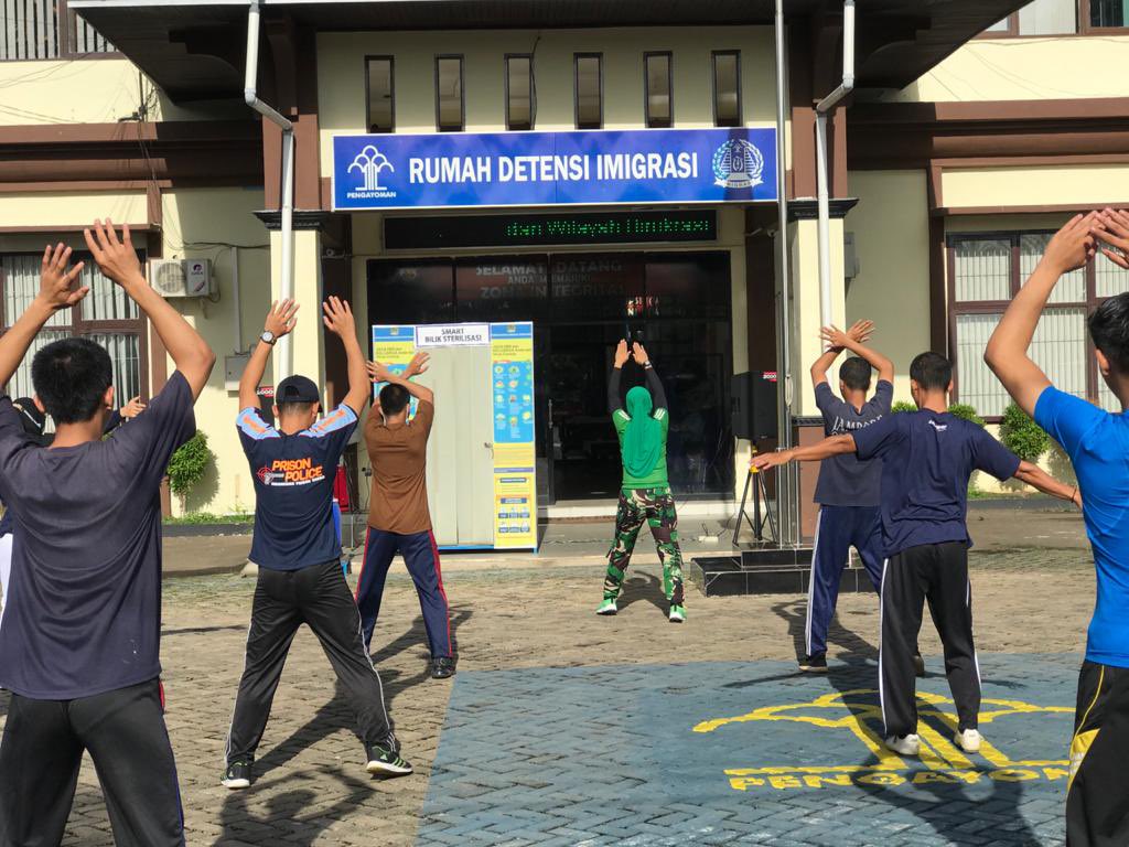 rudenimptk's tweet photo. diharapkan dapat menjaga kondisi tubuh seluruh pegawai agar tetap fit dan bugar serta dapat melaksanakan kegiatan bekerja dengan optimal.

Tetap semangat gaiss 💪🏻💪🏻 #besokweekend

#RudenimPontianak
#KumhamPasti
#SenamPagi https://t.co/pKhxBtVc0S