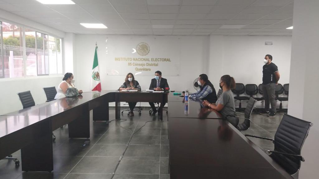 Rspqro's tweet photo. Terminaron los registros de nuestros Candidatos a Diputados Federales con la inscripción de nuestra compañera Carla Carolina Alcantara en 3l 5.º Distrito. Fue nuestro Presidente del Comité Estatal Ulises Gómez de la Rosa #SeguimosAvanzandoyConstruyendo #SanemosaMexico #RSP https://t.co/is3pEfUou3