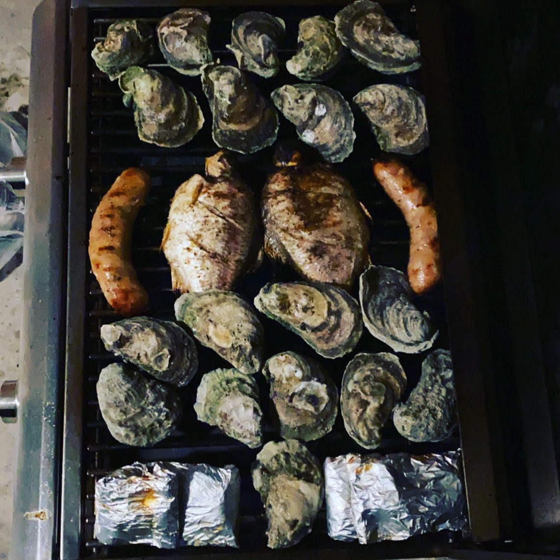 BuffAssPet's tweet photo. #Oysters #Fish #LaoSausage #MoakPah on da #Grill with #LongBeanSalad #StickyRice on da side, #CantAskForMore😊 https://t.co/XFANjrlotF