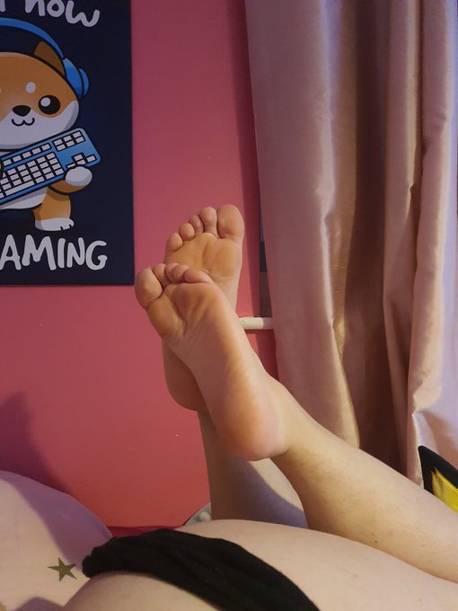 Have some smooth tootsies uwu

#femboy #soft #Feetphotos https://t.co/aZdLAW6rD0