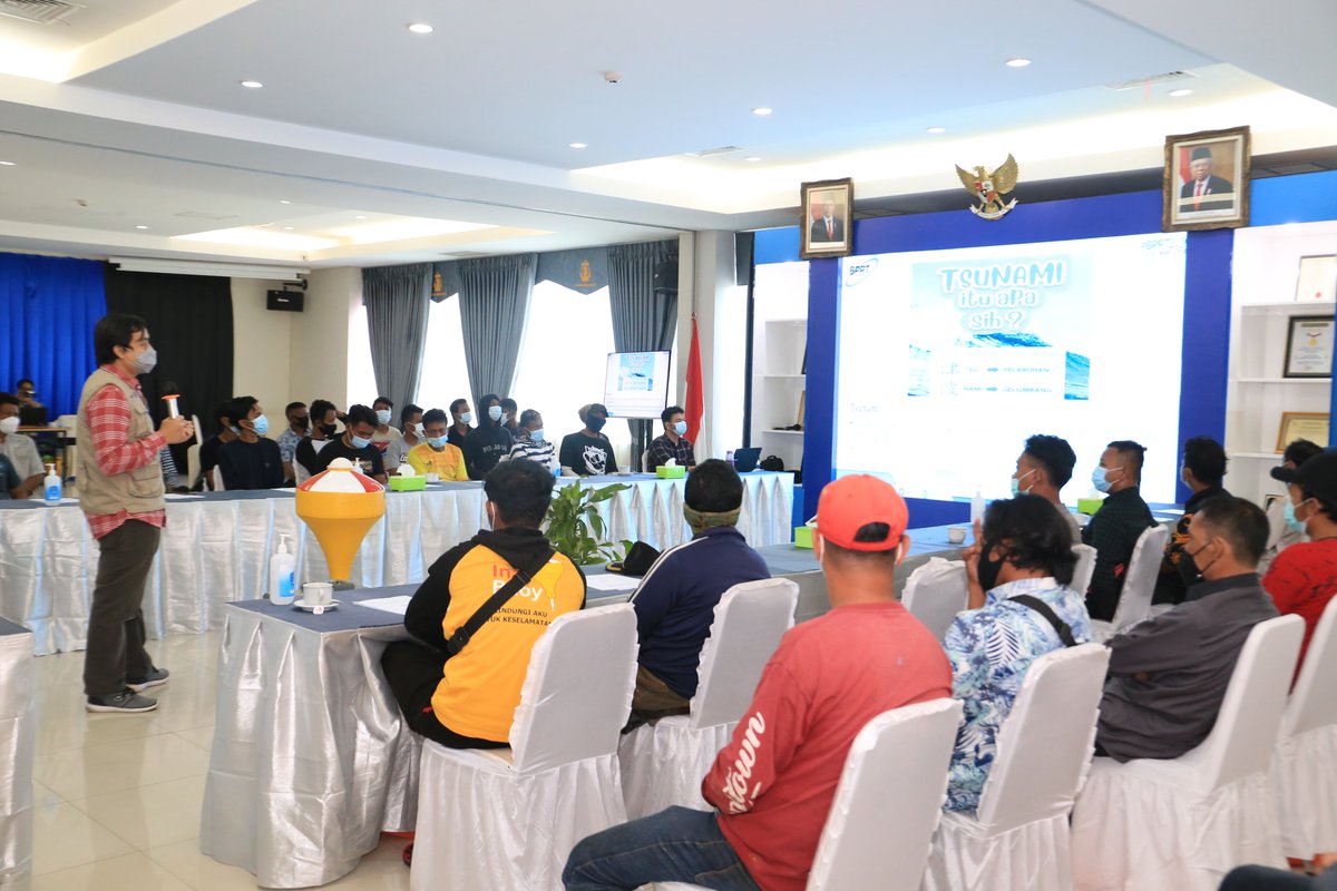 BPPT_RI's tweet photo. Para Kapten dan Kru Kapal dapat melaporkan kepada BPPT apabila mereka mengetahui terjadi adanya vandalisme terhadap Ina Buoy, karena dalam sosialisasi tersebut juga diinformasikan nomor hotline BPTT yang dapat dihubungi 24 jam untuk pengaduan terkait vandalisme terhadap Ina Buoy. https://t.co/rhs7N07aN9