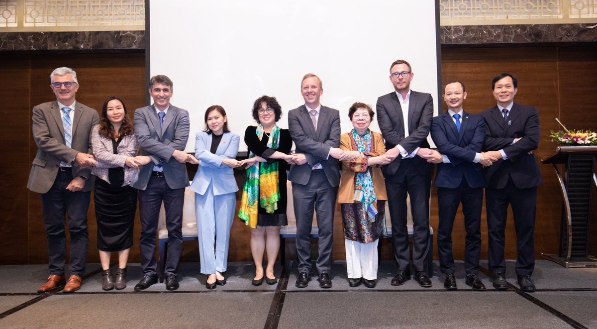 UNDPVietNam's tweet photo. .@UKinVietnam &amp; @UNDPVietNam co-hosted wrkshop to discuss multiple aspects of urban resilience &amp; #climatechange . Stakeholders shared information on specific challenges, benefits, best practices, &amp; lessons learned on building #urban #resilience #COP26 https://t.co/me0gsQ4TRD https://t.co/lXOzARSIeB