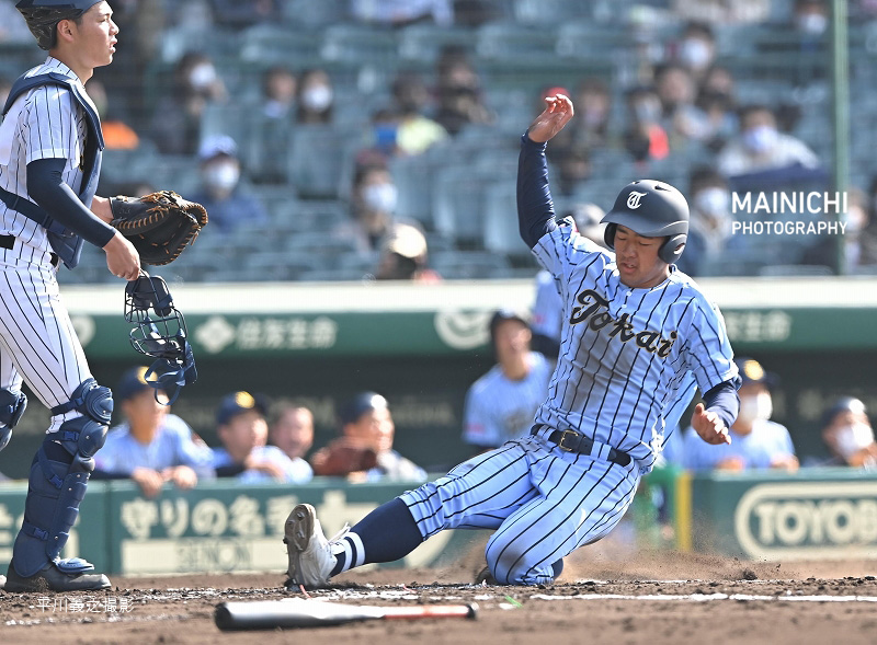 毎日新聞写真部 第93回センバツ第7日第1試合は 東海大相模 神奈川 が 鳥取城北 鳥取 との投手戦を1 0で制し 3年ぶりのベスト8進出を決めました 写真は二回表東海大相模1死二塁 佐藤の左前打で生還する柴田です 写真特集 T Co
