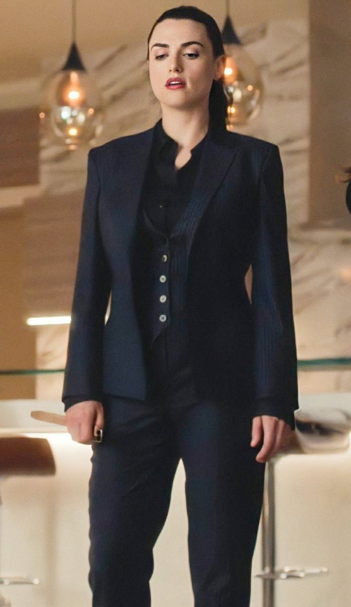 flickerhor's tweet image. ✨ceo lena luthor in suits s6✨