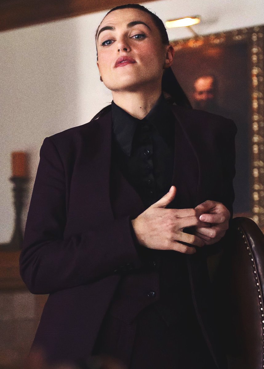 flickerhor's tweet image. ✨ceo lena luthor in suits s6✨