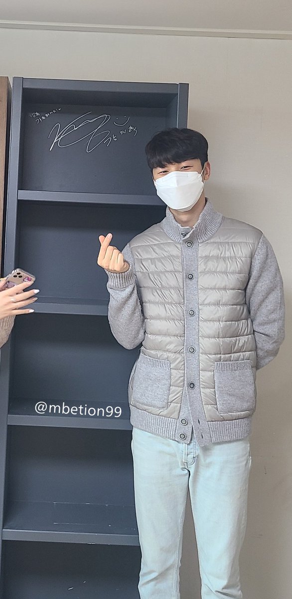 mbetion99's tweet photo. 강민혁 우리집 오다,, 두둥 ,,, 저 진짜 떨려 죽는줄 알았어요ㅜㅜㅜㅠ 너무너무너무 고마워요 오빠ㅜ 살면서 못할경험,,, 반차 쓰길 잘했다 ~~~~~^_^🤍 민혁오빠 사랑해애애액 
@MR_KANGGUN #강민혁 #CNBLUE #씨엔블루 https://t.co/9xdKjkzcmR