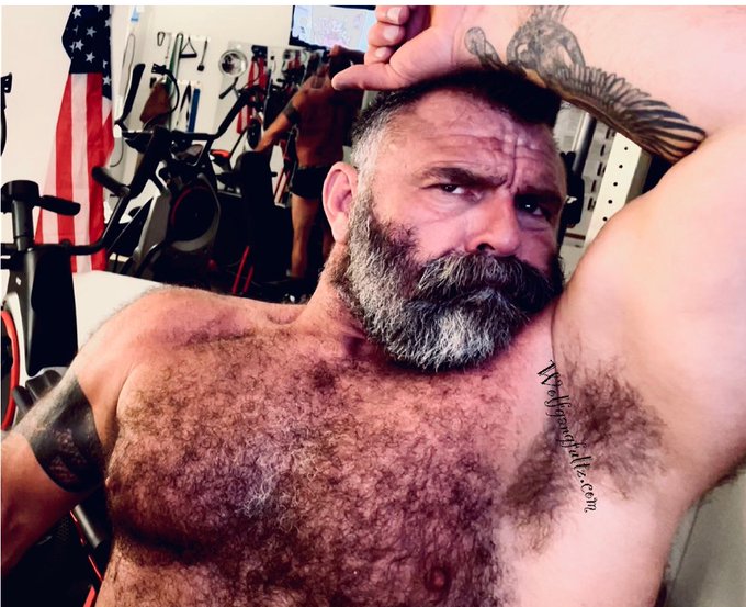 Bury your nose in there, Boy! #gymdad #gymgay #fitness #fitdad #built #sweatypits #SweatyArmpits #manstink