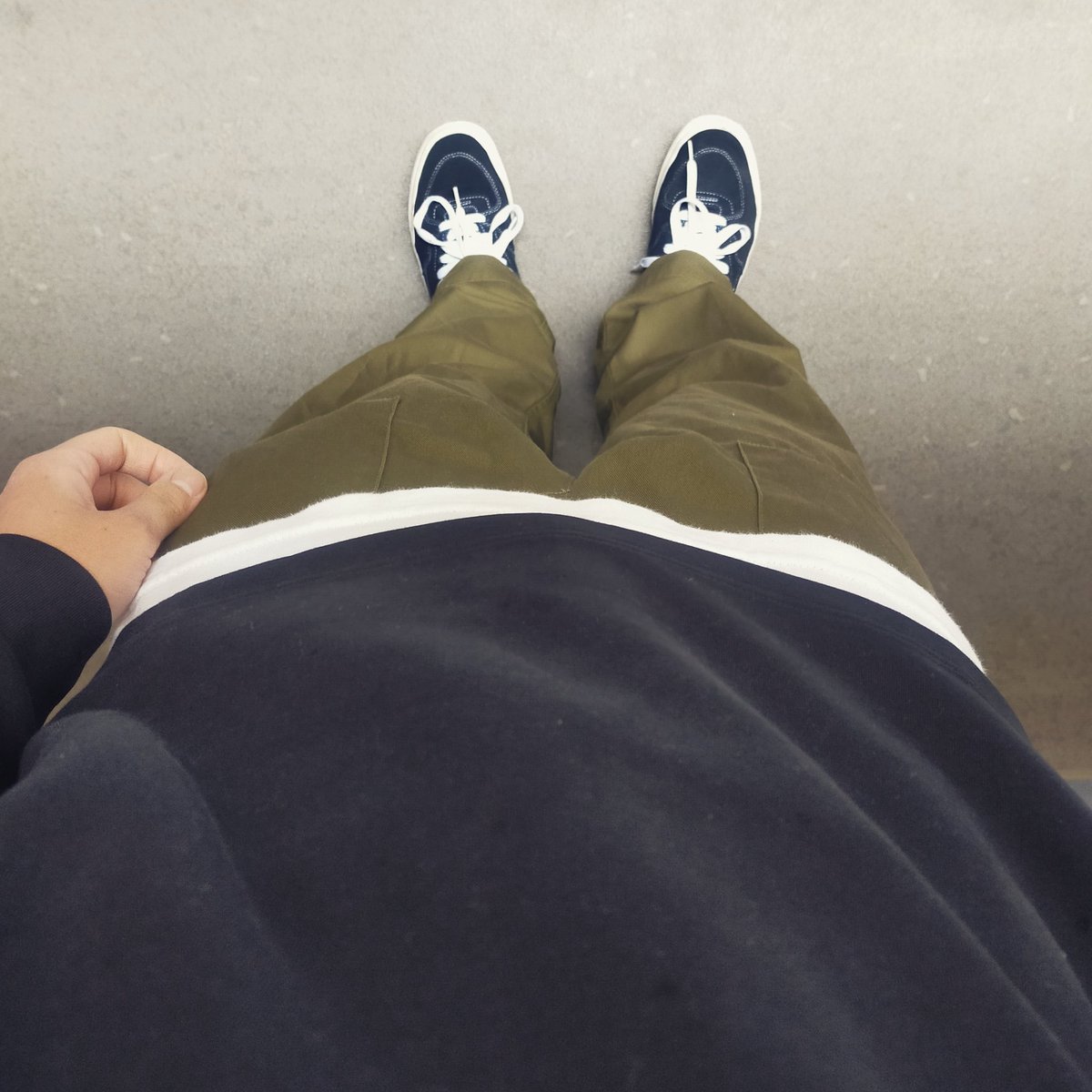 fukunokioku's tweet photo. こういうシンプルな格好が多いです。こんにちは

Tops  #uniqlou #mockneckpullover
Inner  #gildan #tanktop
Pants  #fatiguepants  #ukarmy
Shoes  #vans #halfcab https://t.co/UbxdGKfsUd