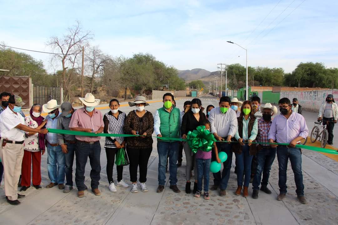 LaloMaldonadoSF's tweet photo. Estos son los resultados de trabajar en equipo y en coordinación!
Entregamos la cuarta etapa de pavimentación de la calle Hidalgo en El Carretón, obra realizada gracias al apoyo de Gobierno del Estado.
En beneficio de las familias de #SanFelipe
#SanFelipeesProgreso https://t.co/oDDHgN8YAI