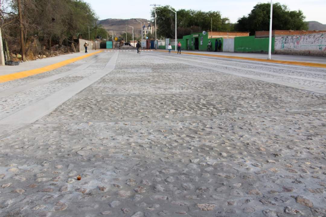 LaloMaldonadoSF's tweet photo. Estos son los resultados de trabajar en equipo y en coordinación!
Entregamos la cuarta etapa de pavimentación de la calle Hidalgo en El Carretón, obra realizada gracias al apoyo de Gobierno del Estado.
En beneficio de las familias de #SanFelipe
#SanFelipeesProgreso https://t.co/oDDHgN8YAI