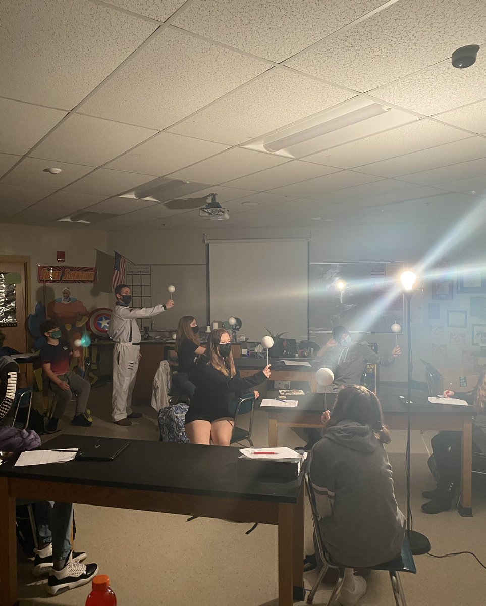 MrLane_Science's tweet photo. Students working in the space lab to study how the phases of the moon change as it orbits the Earth 🌙

#teachersofinstagram #teacher #science #tlap #teachersfollowteachers #teacherlife #learning #lab #experiment #investigation https://t.co/RRblTfCVVJ