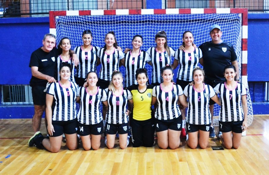 TodoLobo's tweet photo. #Handball | DERROTA CON LA FRENTE EN ALTO

La primera femenina de #GimnasiaMza cayó de visitante contra Municipalidad de Maipú, en un reñido partido disputado en el Polideportivo Juan Domingo Riboski.

El resultado final fue 24 a 22 a favor de las maipucinas.

#VamosLobas https://t.co/0mjyS4yfCH