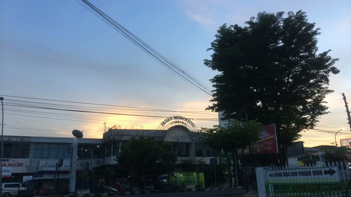 Ketinggalan sepur 1-menit, ya wis jelajah warung pagi di Gombong saja lah.