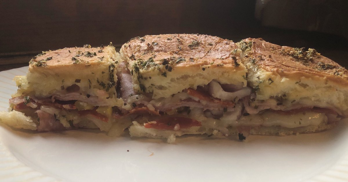 EYHOEdibles's tweet photo.
Italian Sub Sliders
Full of ham, salami, pepperoni, onion, hot banana peppers, provolone and mozzarella cheese; served with pizza sauce on the side for dipping!
#italiansubsliders #subsliders #italiansliders #italiansandwich #italianfood #eatyourheartoutedibles https://t.co/hVKTxWYVdd