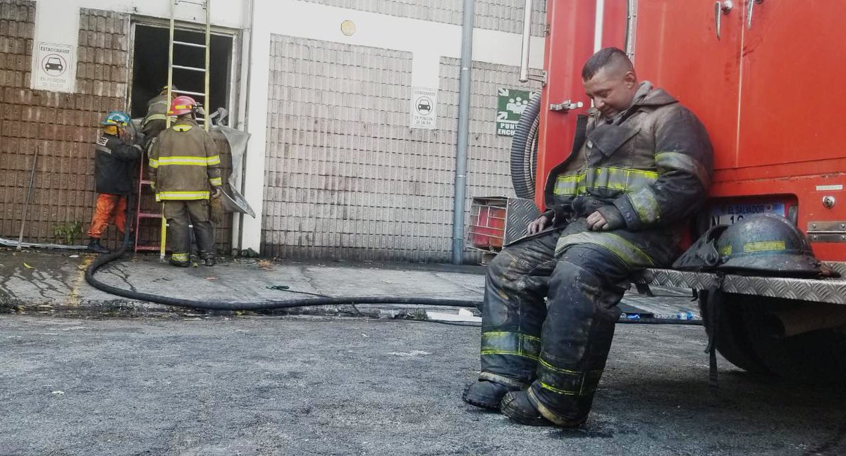 #FotodelDía

Un bombero toma un descanso, luego de luchar contra el incendio que consumió un local en el bulevar Venezuela. 

Créditos Fotografía <a href="/betocbarrera/">Jorgito Barrera</a>