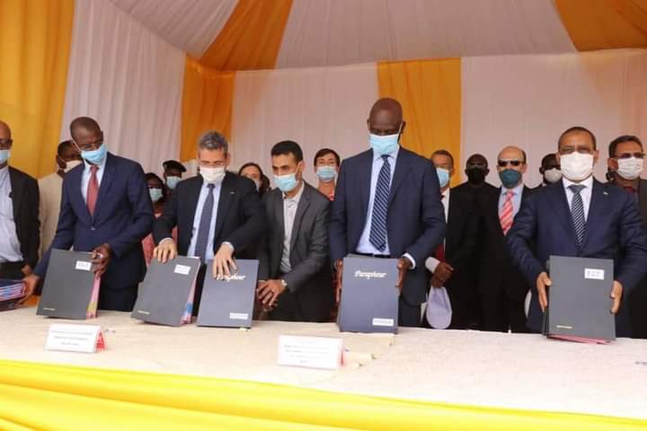 SecondePhase's tweet photo. Messieurs Abdoulaye Daouda DIALLO, ministre des Finances et du Budget, et Mansour FAYE, ministre des Infrastructures, des Transports terrestres et du Désenclavement ont procédé ce jeudi 25 mars 2021, à Rosso Mauritanie à la signature des contrats de construction du Pont de Rosso https://t.co/DNYf2qE2vd