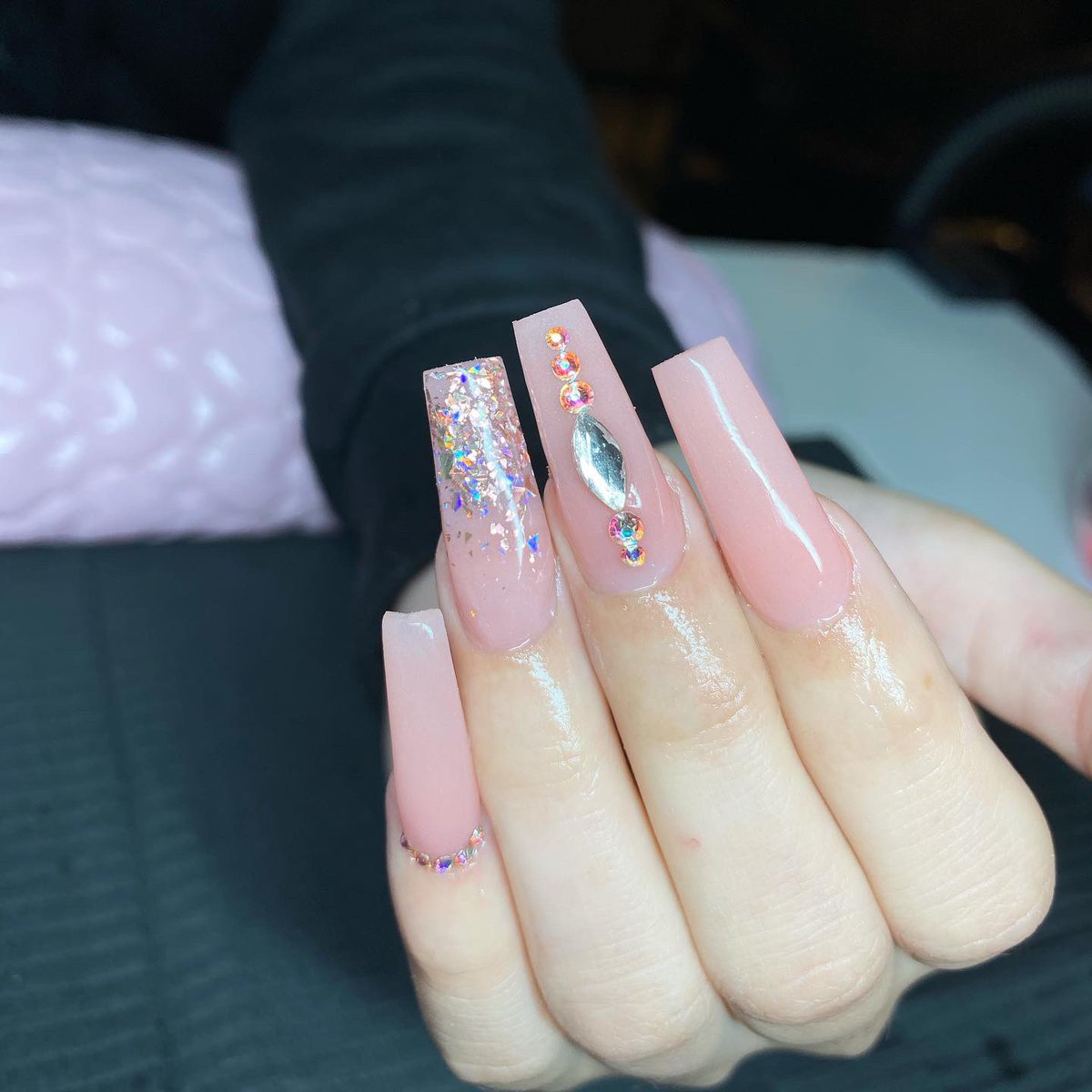 monseeeecruz's tweet photo. ig: @nailzxmc 
its been 5 months since i started my nail journey and i wanted to plug my nail page real quick 🥰 anything helps support my small business (check out my ig page, like, rt, share) my next client could be on your TL 💋 https://t.co/BZt7I8w5kH