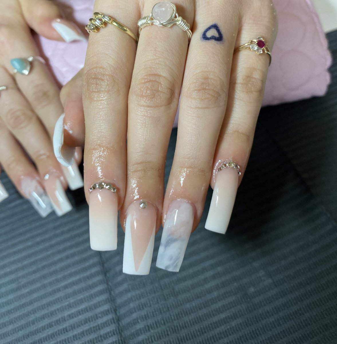 monseeeecruz's tweet photo. ig: @nailzxmc 
its been 5 months since i started my nail journey and i wanted to plug my nail page real quick 🥰 anything helps support my small business (check out my ig page, like, rt, share) my next client could be on your TL 💋 https://t.co/BZt7I8w5kH