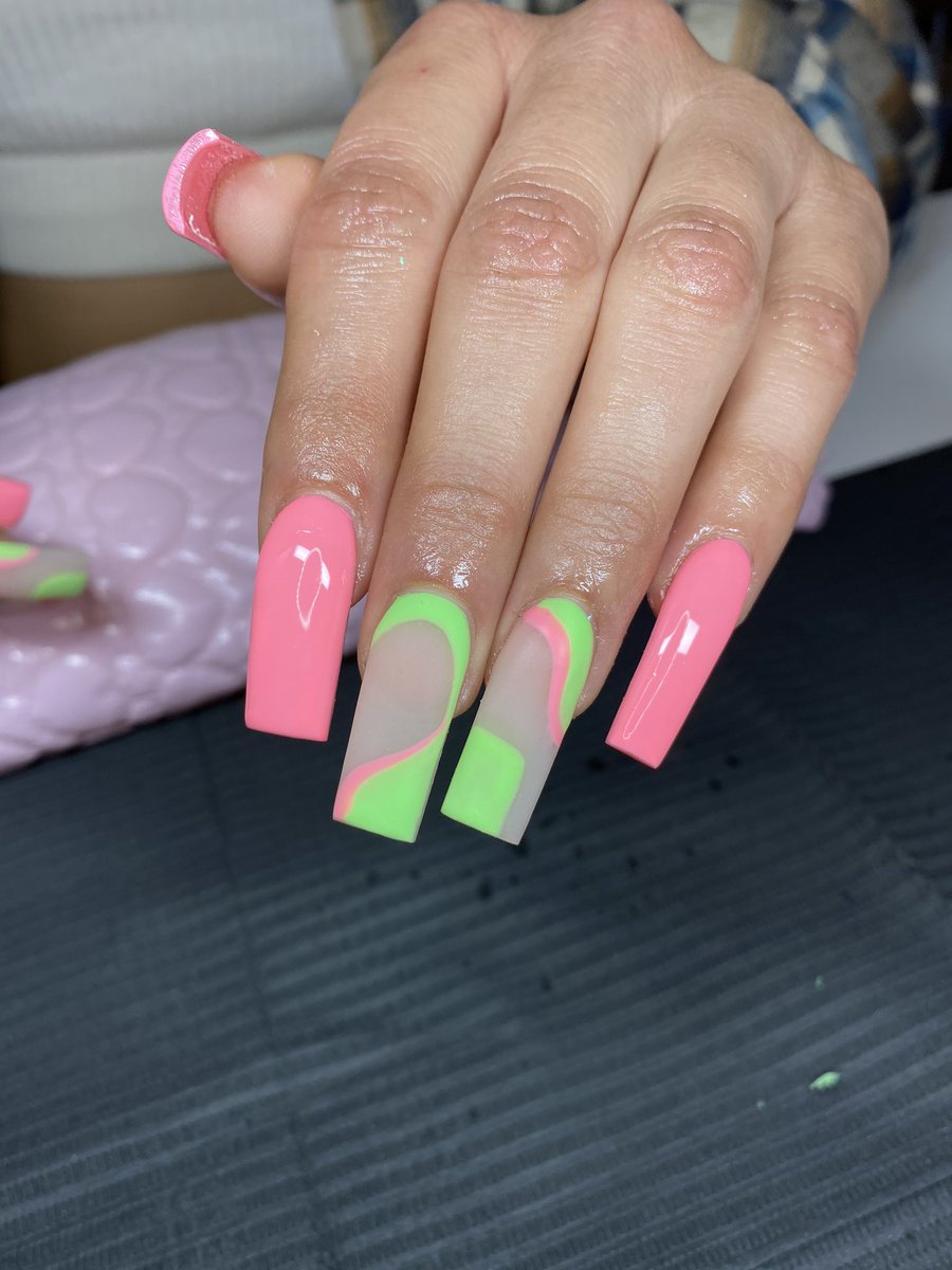 monseeeecruz's tweet photo. ig: @nailzxmc 
its been 5 months since i started my nail journey and i wanted to plug my nail page real quick 🥰 anything helps support my small business (check out my ig page, like, rt, share) my next client could be on your TL 💋 https://t.co/BZt7I8w5kH