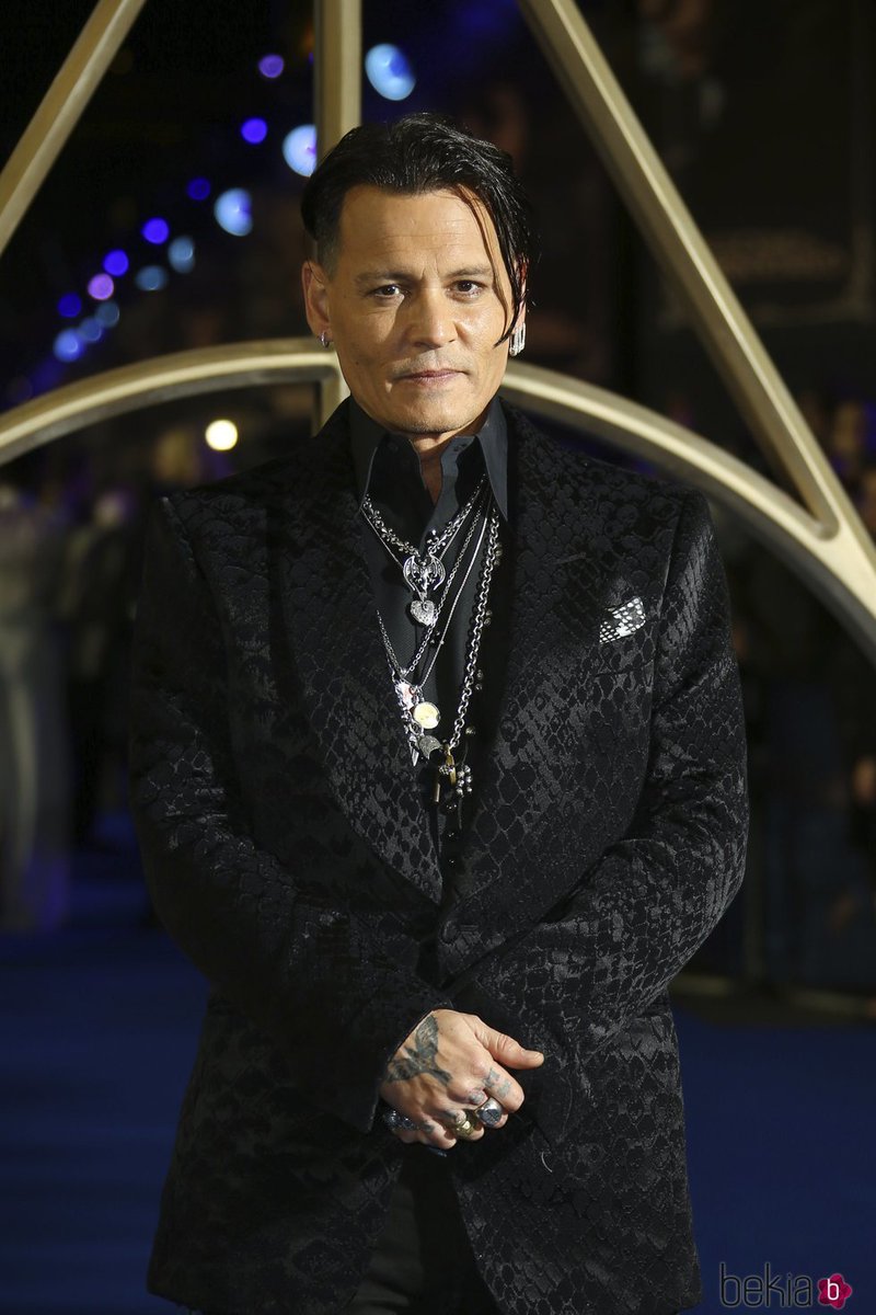 capa_invisible's tweet photo. Me da tanto coraje lo que le están haciendo a Johnny Depp, ahora no lo dejan ni apelar, gracias a ese tonto periódico perdió su papel como Grindelwald. Pero bueno, siempre estaremos sus fans apoyándolo ❤️🤧 #JusticeForJohnnyDepp https://t.co/2xIwzh8qZZ