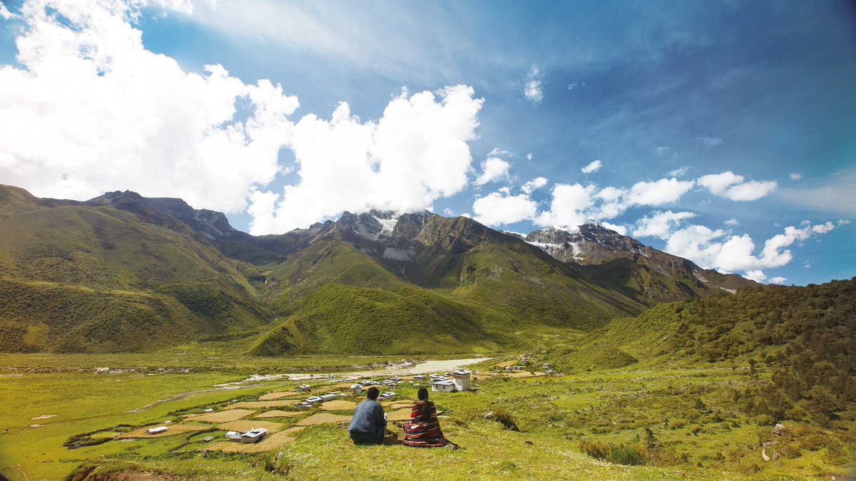 映画 ブータン 山の教室 公開中 歌の映画 ヒマラヤ山脈に響く民謡は本当に美しい この映画では音や風 民謡が聞こえてきます 映画では ヤクに捧げる歌 が印象的に流れます スクリーンでお楽しみください 4 3より岩波ホール他全国順次公開