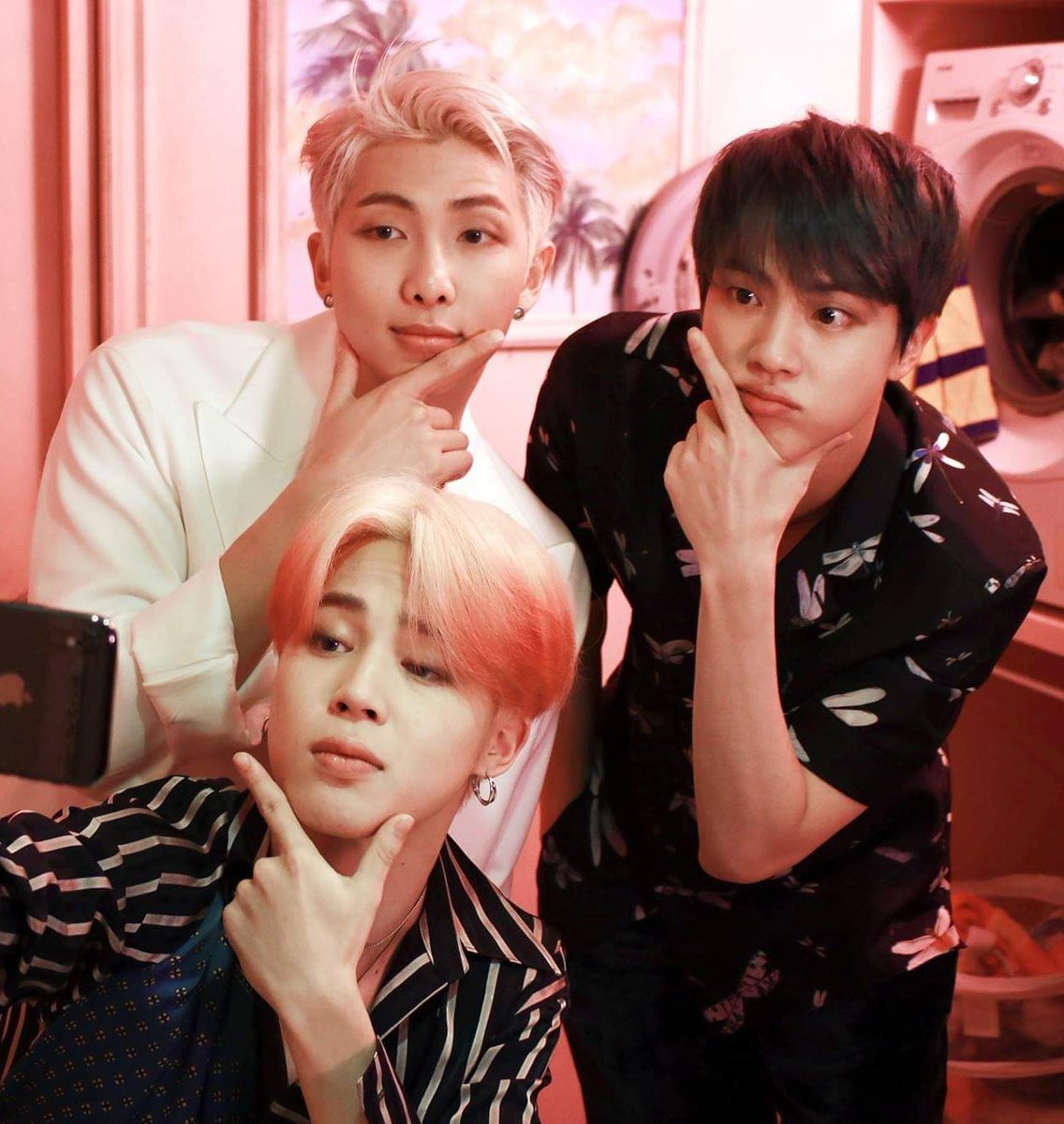 OnlyPurpleLuv's tweet photo. Tem sido tão corrido e complicado (por culpa minha) ultimamente, que chegou dia 25 de Março, e eu nem tive noção disso. 

@BTS_twt #WeLoveYou #2yearswithBTS #ArmyConfessionTime #BTSARMY https://t.co/eP5i8ePBIo