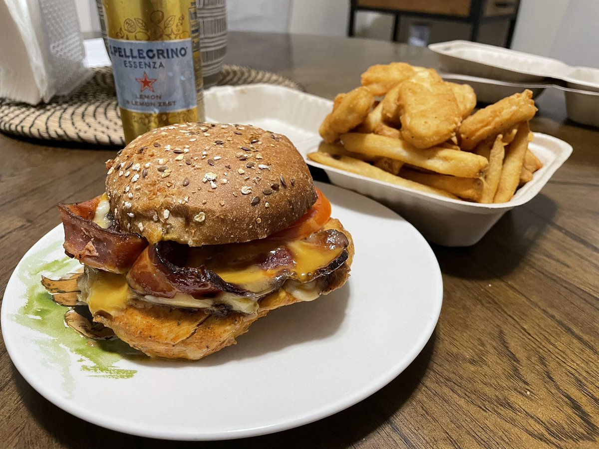 andrew_boryk's tweet photo. @Bareburger Just grabbed a Country Bird and Plant-based Chicken Nuggs! Sooooo good, my first time having plant-based nuggets, blown away by how good 🐔 https://t.co/Md79sayOAU