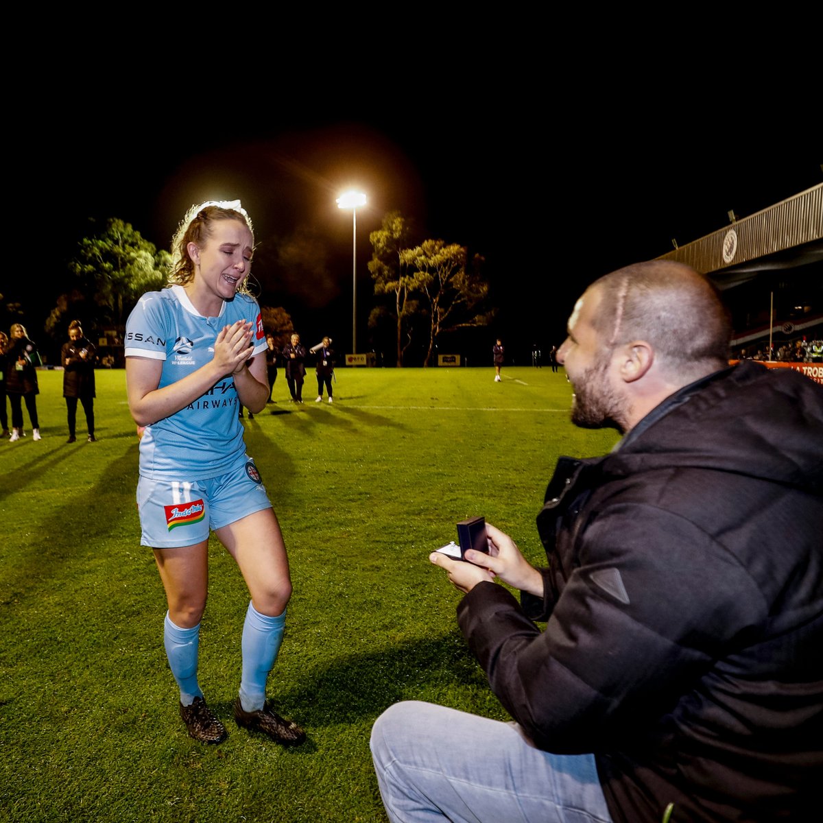 enews's tweet photo. Australian football player Rhali Dobson announced she was retiring at 28 to support her boyfriend, who is currently undergoing treatment for brain cancer. At her last game she scored, they won, and then he proposed. ♥️😭 (📷: Getty Images) https://t.co/ebJ9WaS0f0