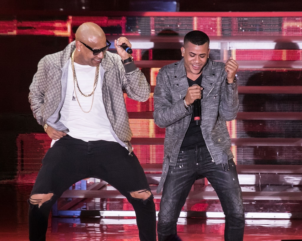 Un buen #TBT para recordarles que con #GenteDeZona no se mueve sólo la cintura, también se mueve la cabeza 😎 🔥.

Vayan preparándose para bailar mucho...

Después les contamos 🤐.

#GenteDeZonaConcert #Musica #Miami #OnStage #EnElEscenario #Cubaton #Cubanos #PuraGozadera